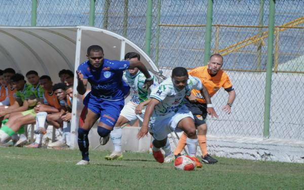 Jogadores disputando bolo/Foto: Francana/divulgação